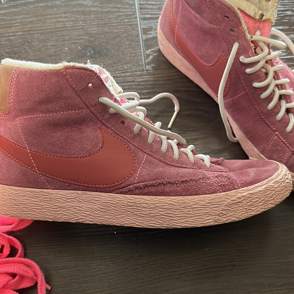 Nike shows pink color, size 6.5 US - Picture 2 of 3